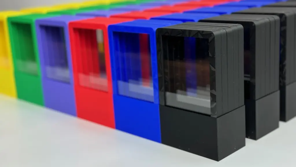 3D-gedruckte Rahmen mit eingesetzter Acrylglasscheibe für TCG-Sammelkarten und Slabs als Serienfertigung, passend für PSA, CGC, GSG